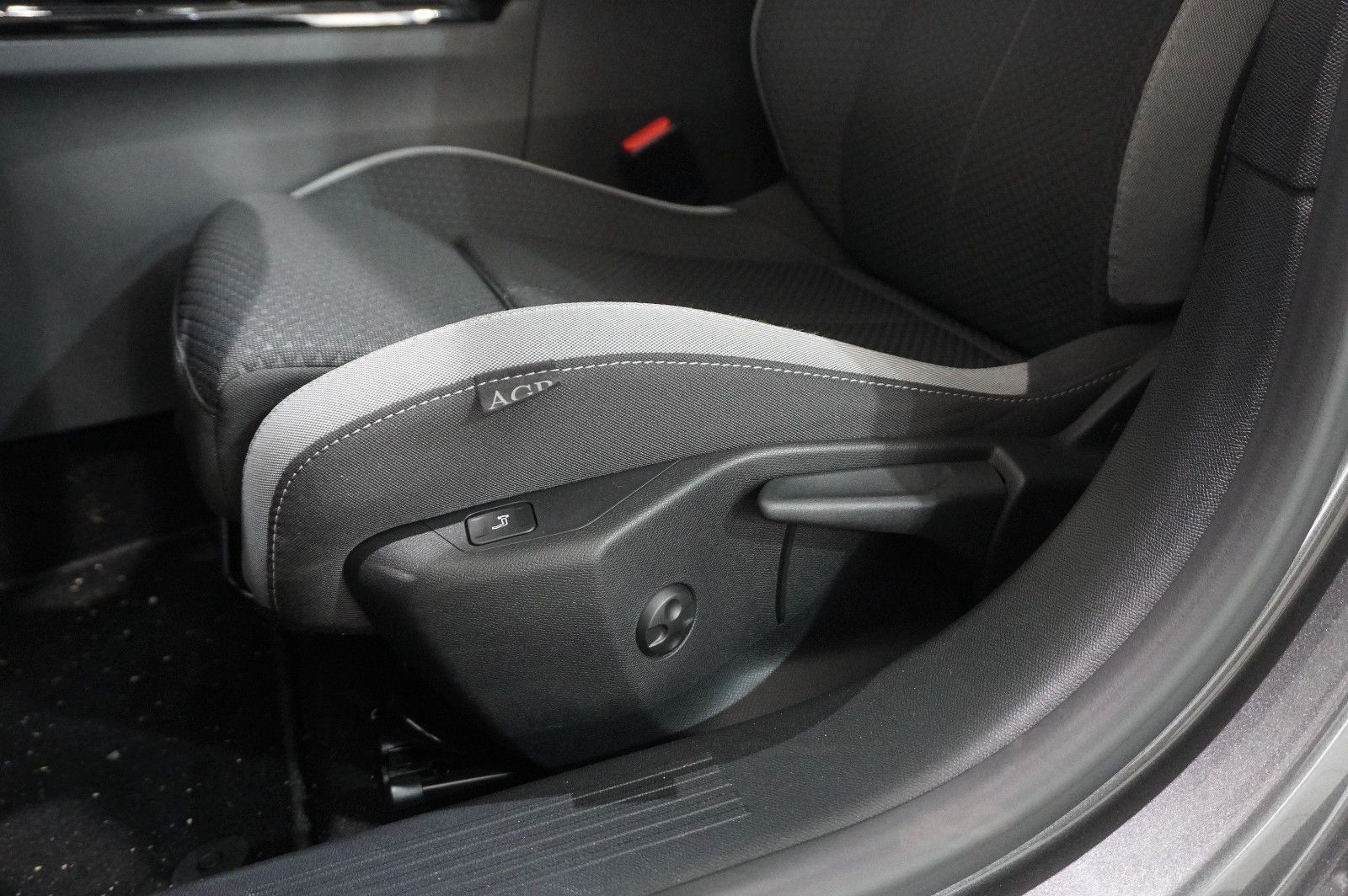 Fahrzeugabbildung Opel Astra L Lim. 1.6 HYBRID BUSINESS NAVI/LED/KAMERA