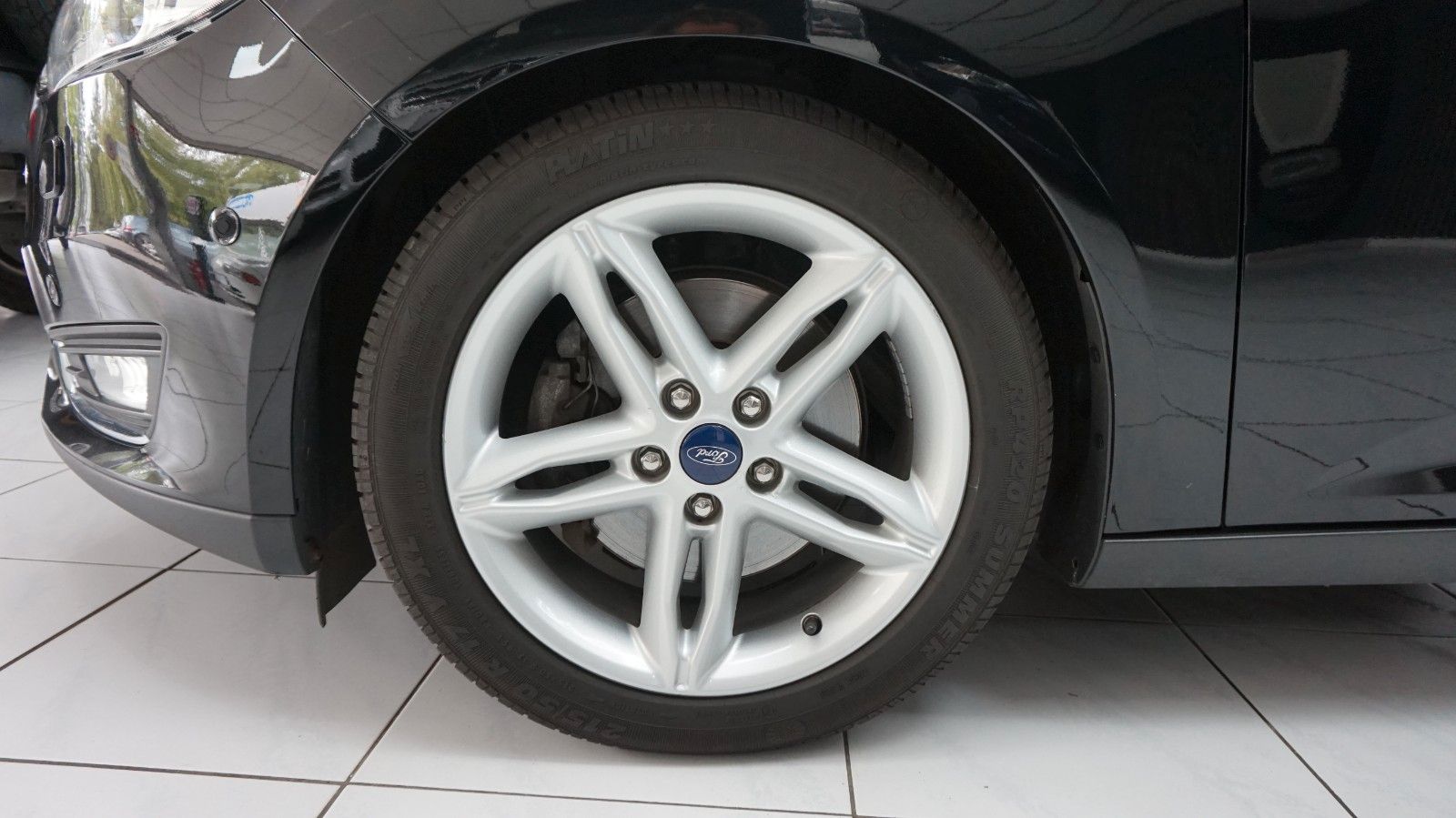 Fahrzeugabbildung Ford Focus Turnier Titanium  4,4L / 100 Verbrauch