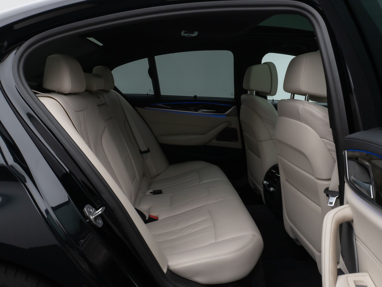 Fahrzeugabbildung BMW 520d Luxury Line Glasdach Kamera HUD DAB H/K 19"
