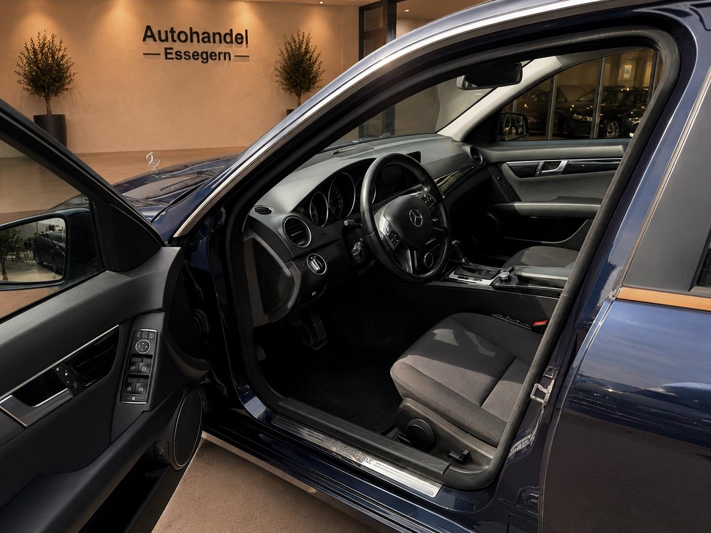 Mercedes-Benz C200 2011 — photo 17