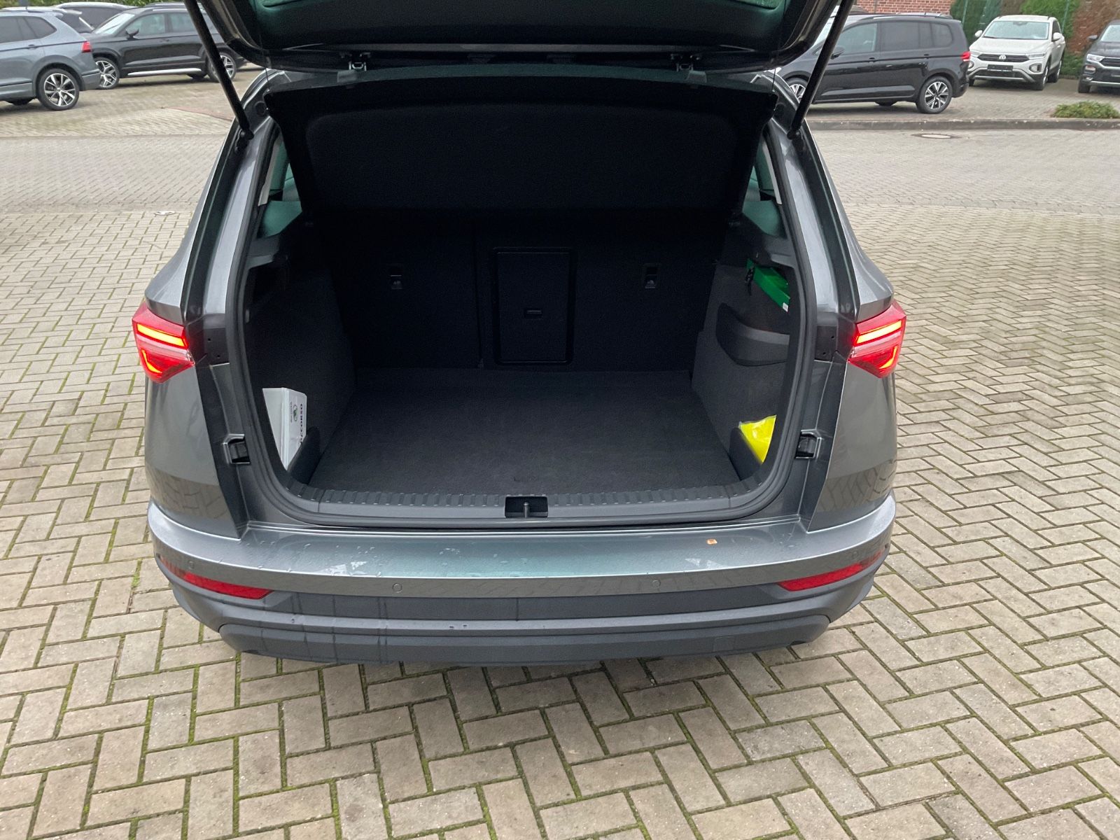 Fahrzeugabbildung SKODA Karoq 1.5l TSI DSG ACC,Kamera,Navi,LED,ACC