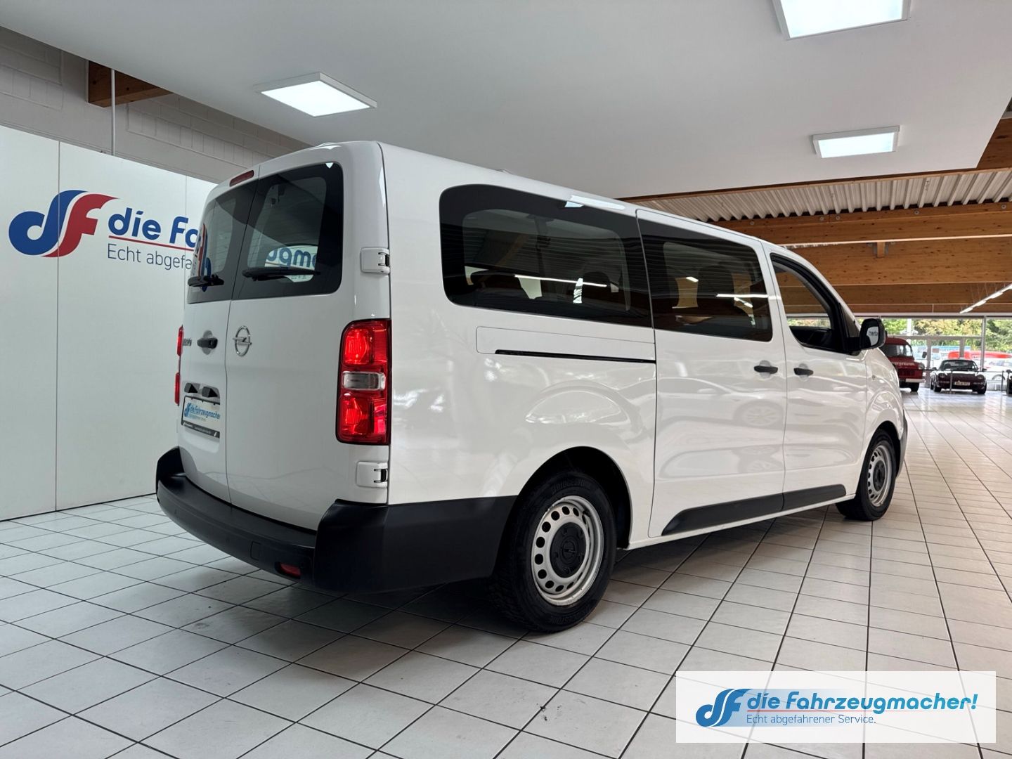 Fahrzeugabbildung Opel Vivaro Kombi L 1.5 D EU6d Apple CarPlay Android