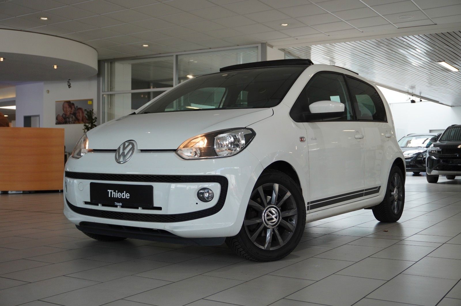 Fahrzeugabbildung Volkswagen up! 1.0 CLUB 5-TÜR NAVI/SPORT/PANO./SHZ/PDC/TEMP