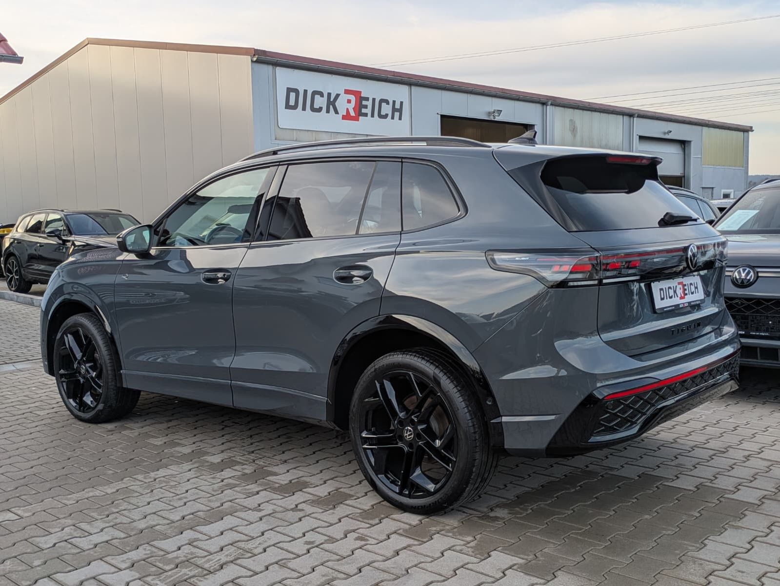 Fahrzeugabbildung Volkswagen Tiguan 2.0 TDI 4M R-Line BLACK*PAN*HK*AHK*MATRIX