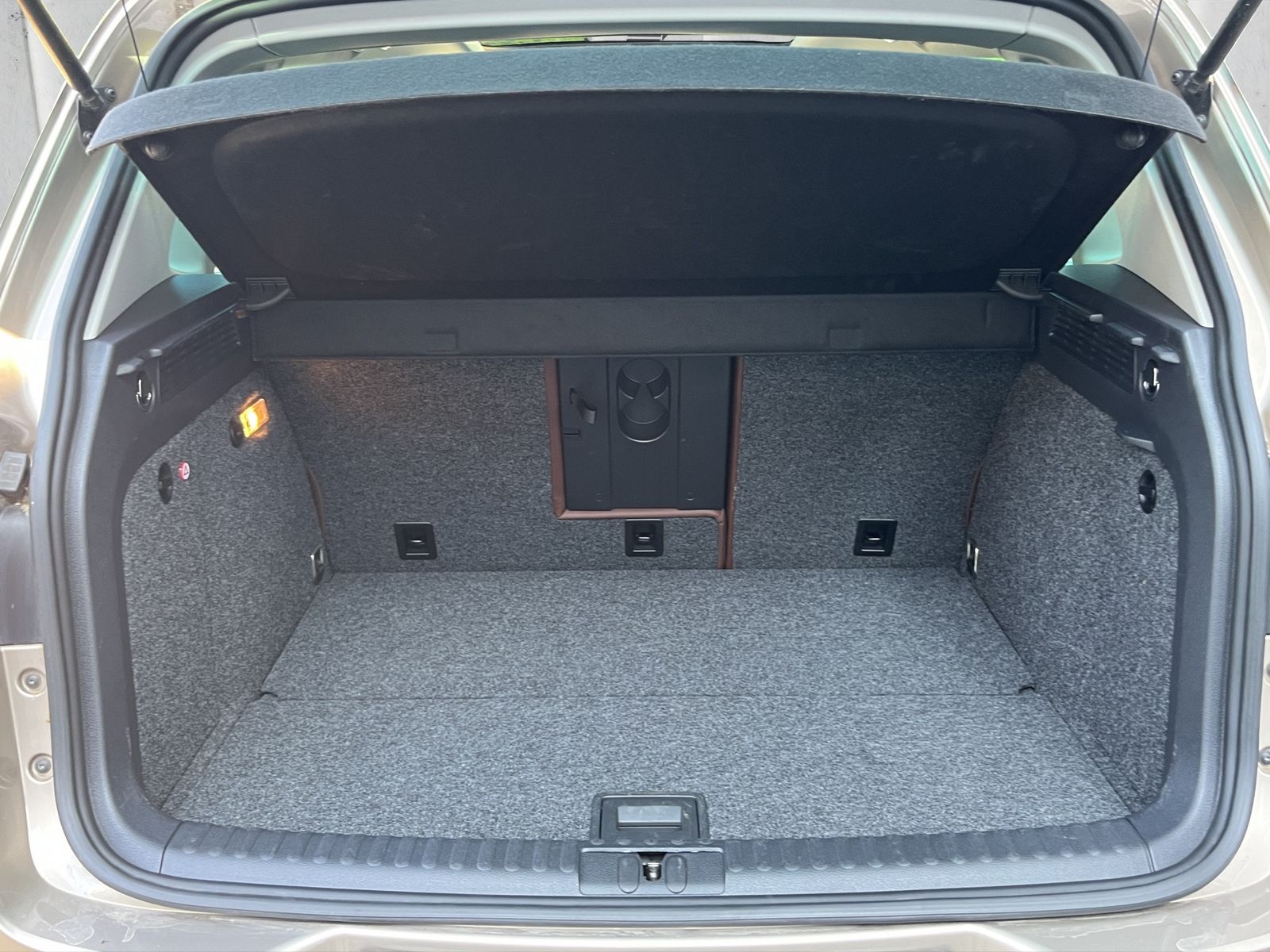 Fahrzeugabbildung Volkswagen Tiguan Sport & Style**4Motion**DSG**Leder**TOP**