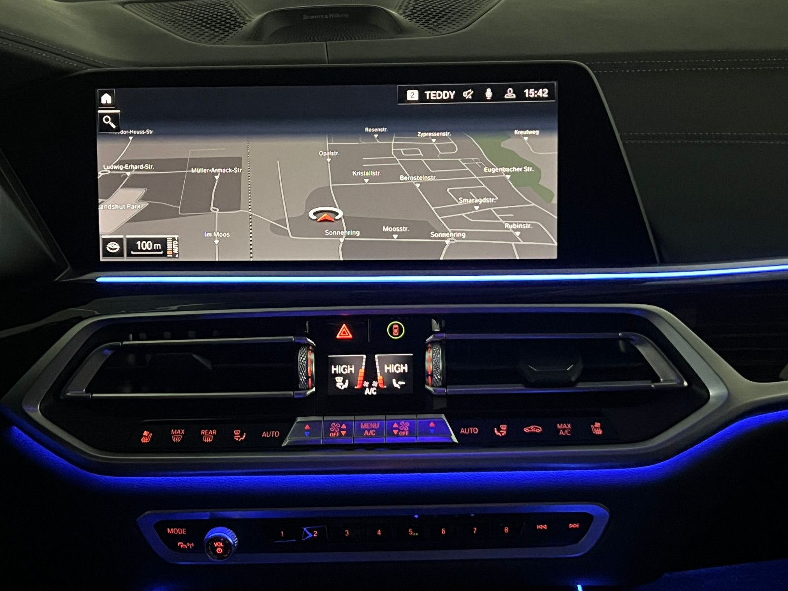 Fahrzeugabbildung BMW X7 xDrive 30d/AHK/B&W/SKYLOUNGE/MASSAGE/7-SITZER