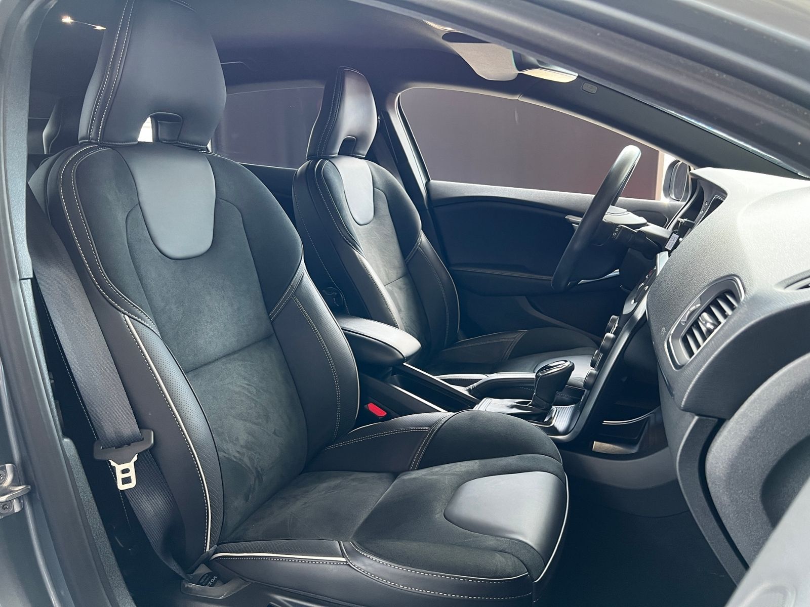 Fahrzeugabbildung Volvo V40 T3 R-Design RFK LED NAVI