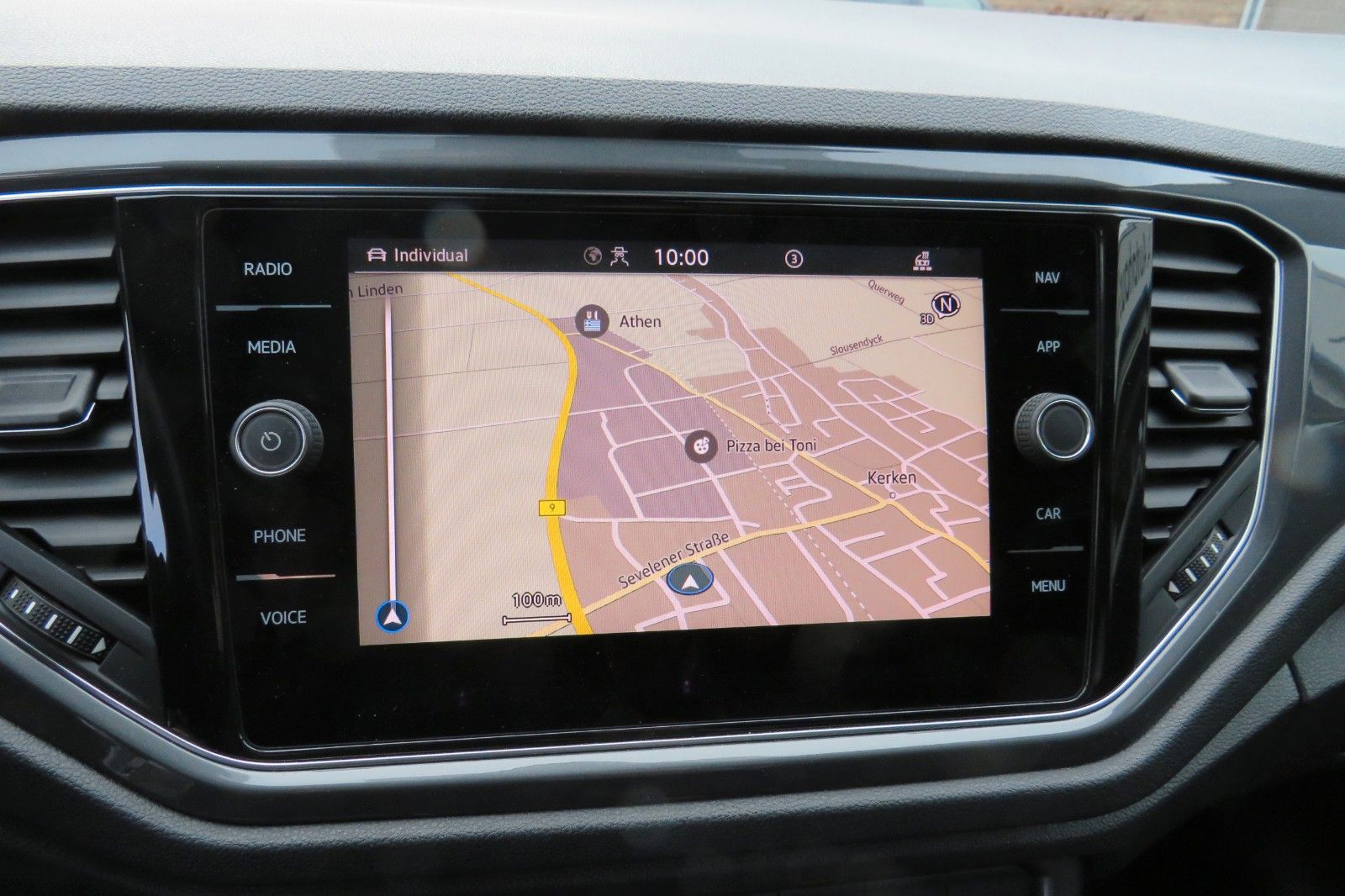 Fahrzeugabbildung Volkswagen T-Roc Sport R-LINE PANO 18`LED NAVI BEATS 1.HD