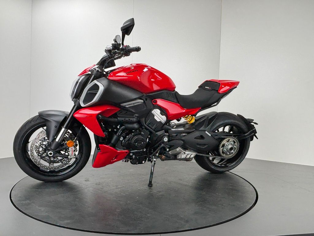 Fahrzeugabbildung Ducati DIAVEL V4 *NEUWERTIG *1. HAND