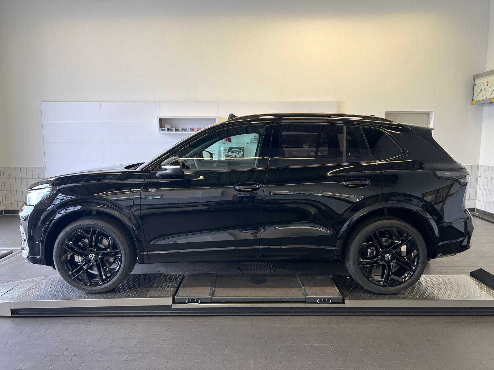 Fahrzeugabbildung Volkswagen Tiguan R-Line 1.5 eHybrid DSG *AHK, Harman & Kar