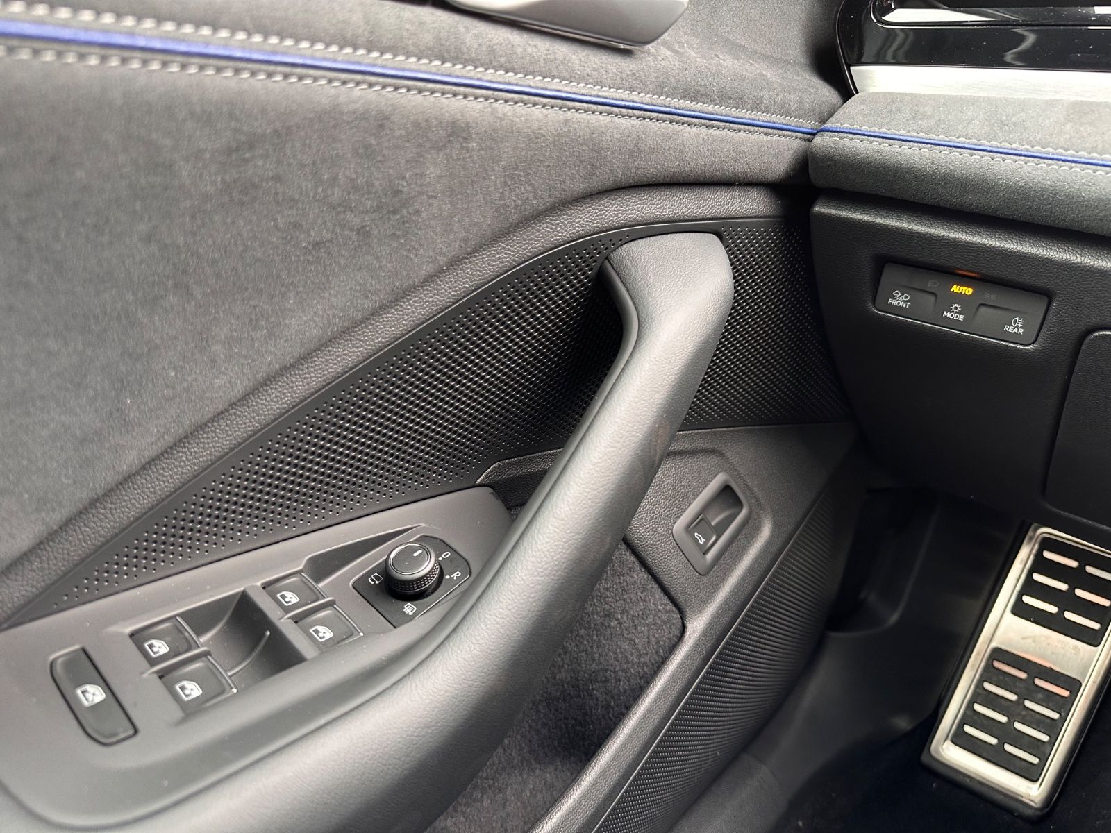 Fahrzeugabbildung Volkswagen Passat Variant 2.0 TDI 4M R-Line Matrix/AHK/Navi