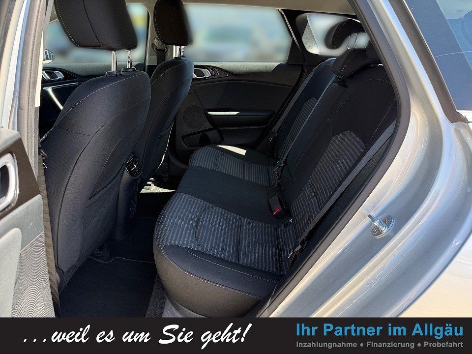 Fahrzeugabbildung Kia CEED KOMBI 1.5T 7DCT SPIRIT 1HD NAVI+LED+JBL+PDC