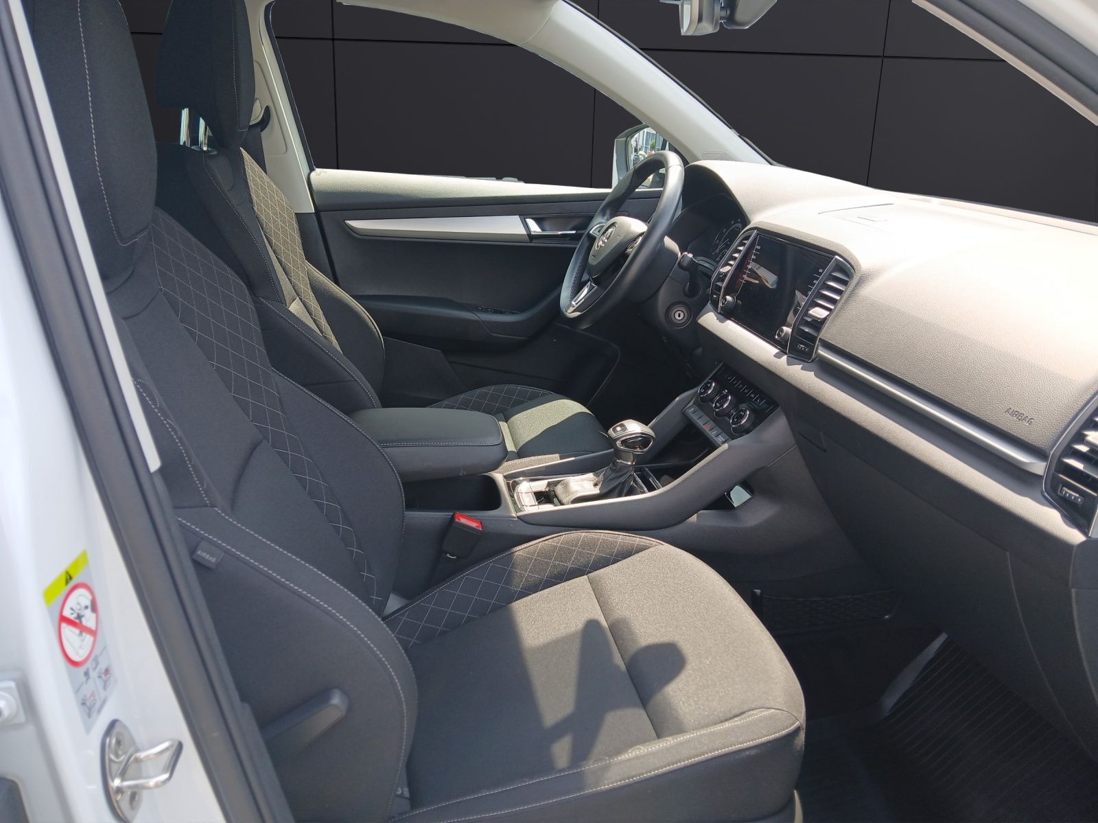 Fahrzeugabbildung SKODA Karoq TSI Ambition  DSG LED Navi GRA PDC SH LM