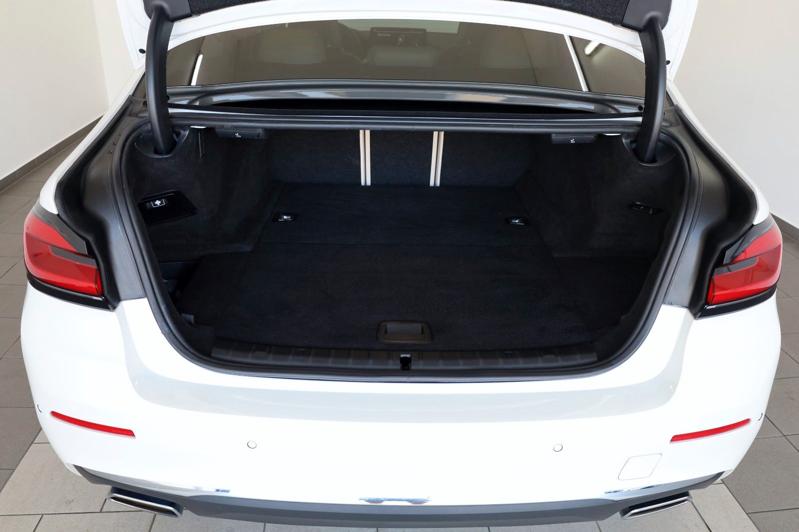 Fahrzeugabbildung BMW 545e xDrive Luxury Line,Navi,SD,4xSH,Kam,AHK,+WR