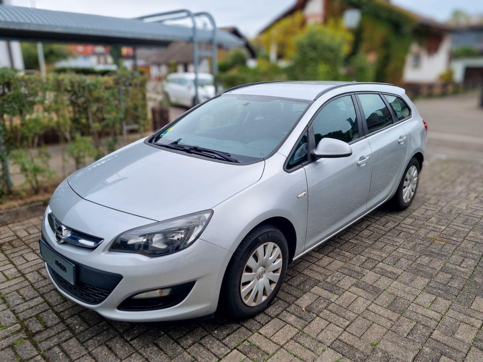 Opel Astra 2014 — rear view