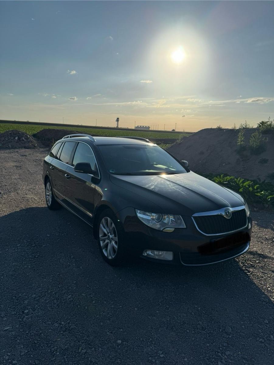 Skoda Superb 2012 — rear view
