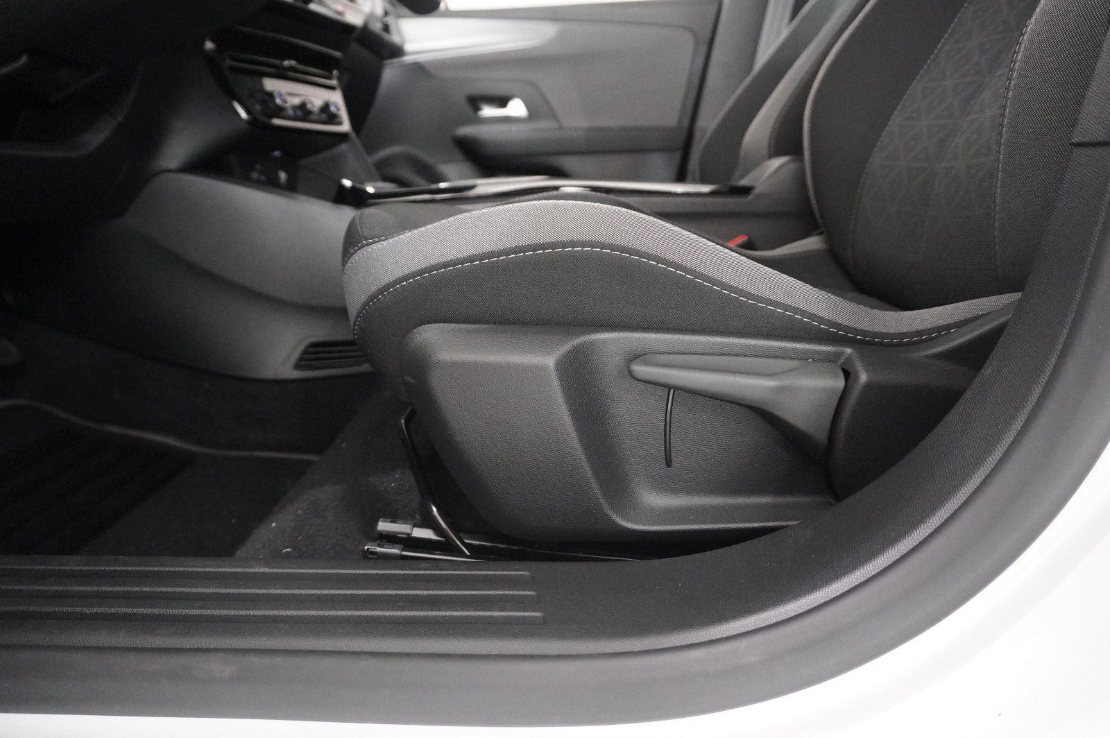 Fahrzeugabbildung Opel Mokka-e EDITION 1-PHASIG LED/KAMERA/SHZ/VIRT/DAB