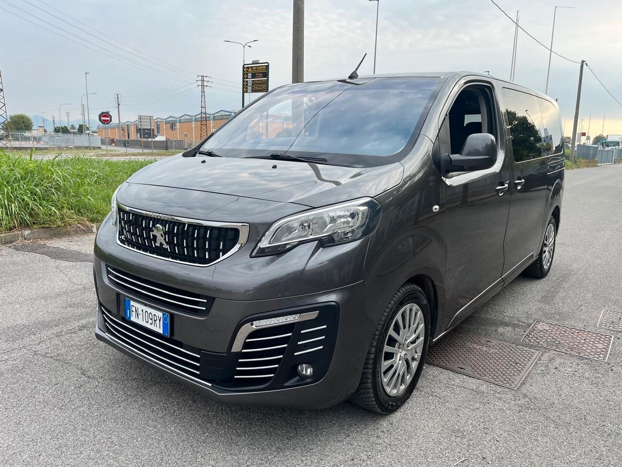 Peugeot Traveller - 1
