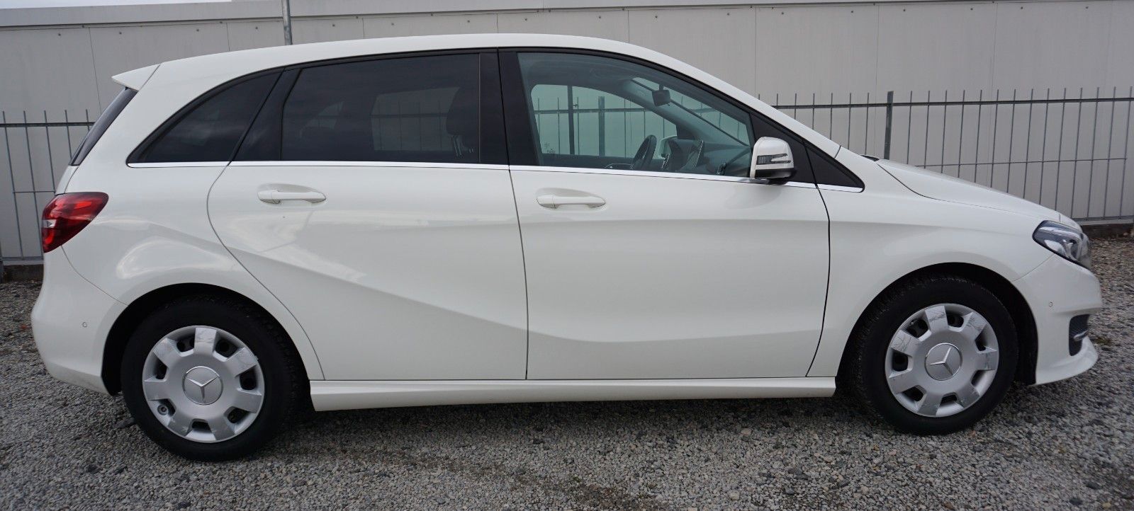 Fahrzeugabbildung Mercedes-Benz B 180 Navi,LED,Park Assist,SH,PDC,SR+WR