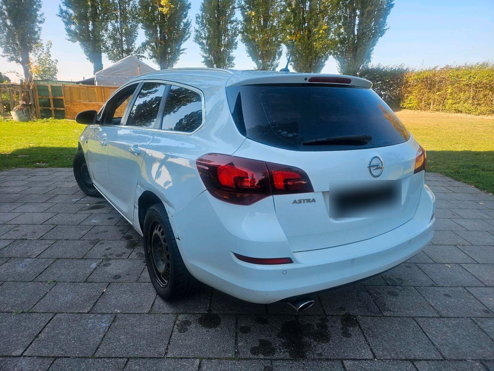 Opel Astra 2012 — photo 8