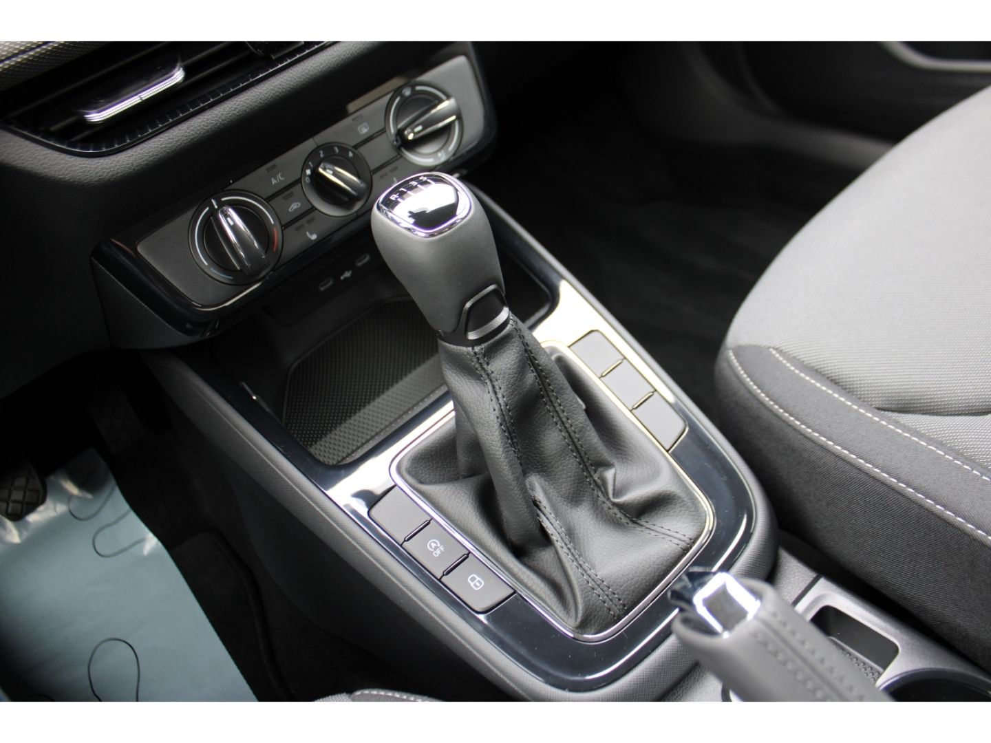 SKODA Fabia 1.0 TSI Sonderm. 130 Jahre LED GRA PDC RFK - Image 25
