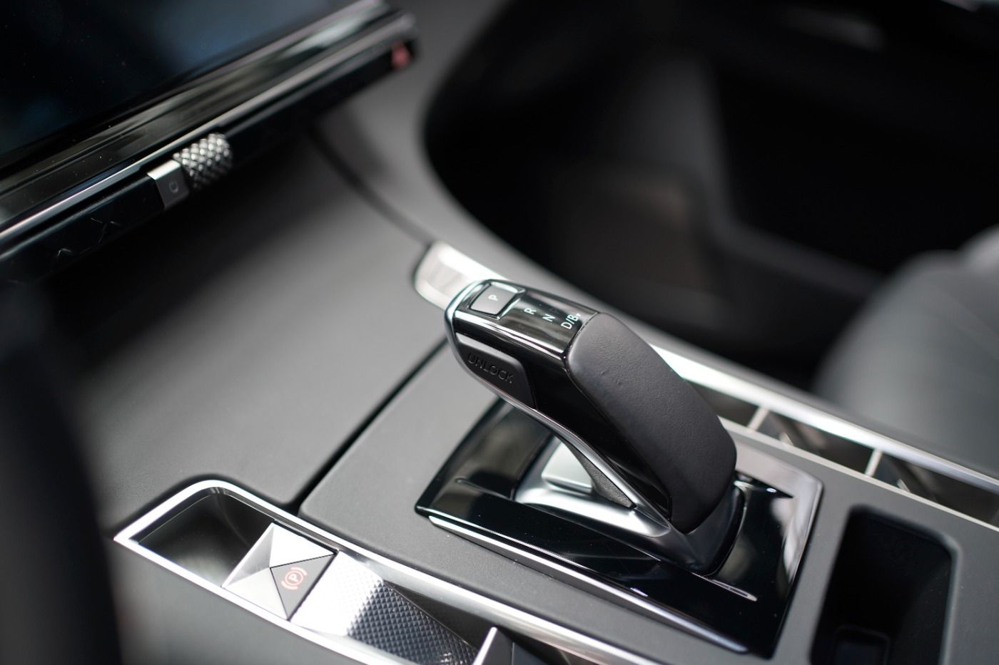 Fahrzeugabbildung DS Automobiles DS7 Crossback E-Tense 4x4 300 Rivoli Automatik