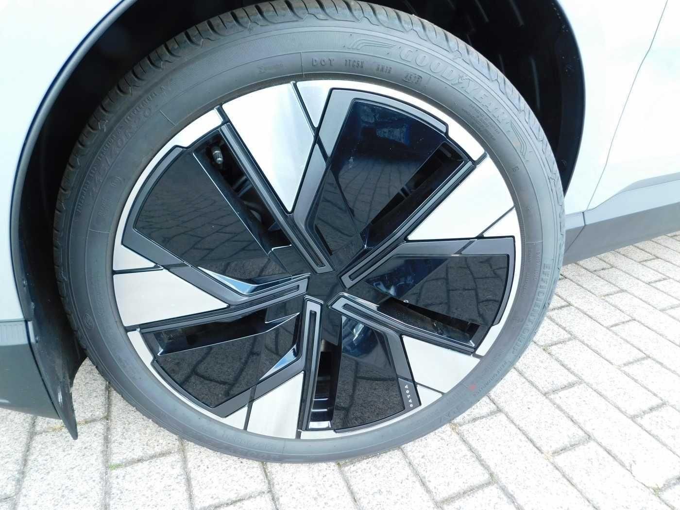 Fahrzeugabbildung Volvo EX30 Twin Motor Performance AWD Plus