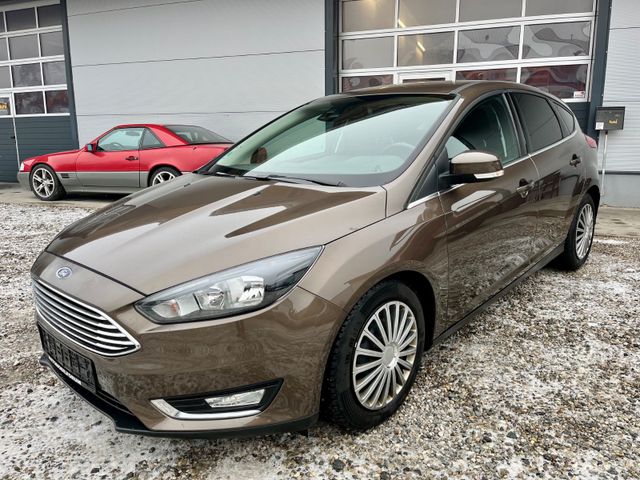 Ford Focus Limousine Automatik Motor läuft auf 3 Zyl.