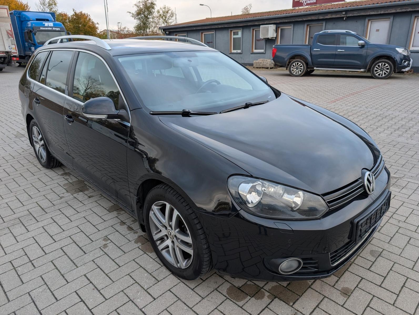 Volkswagen Golf 2011 — rear view