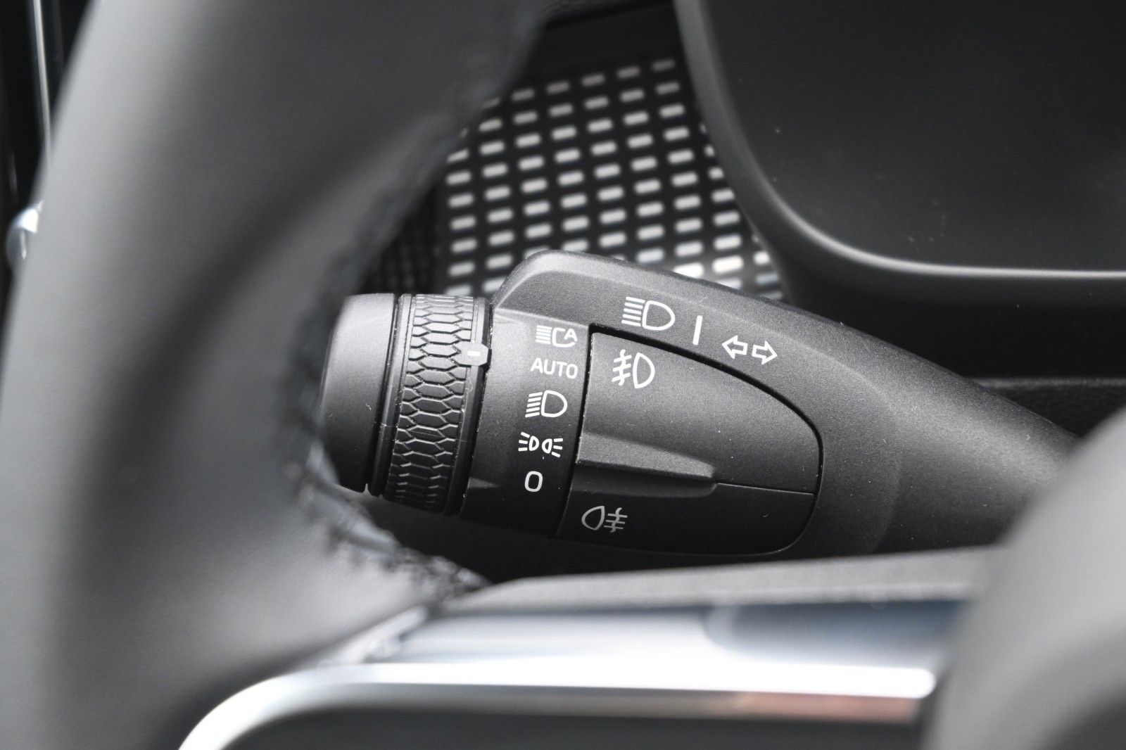 Fahrzeugabbildung Volvo XC40 B4 Ultimate Dark*PANO*STHZ*H&K*360*20"