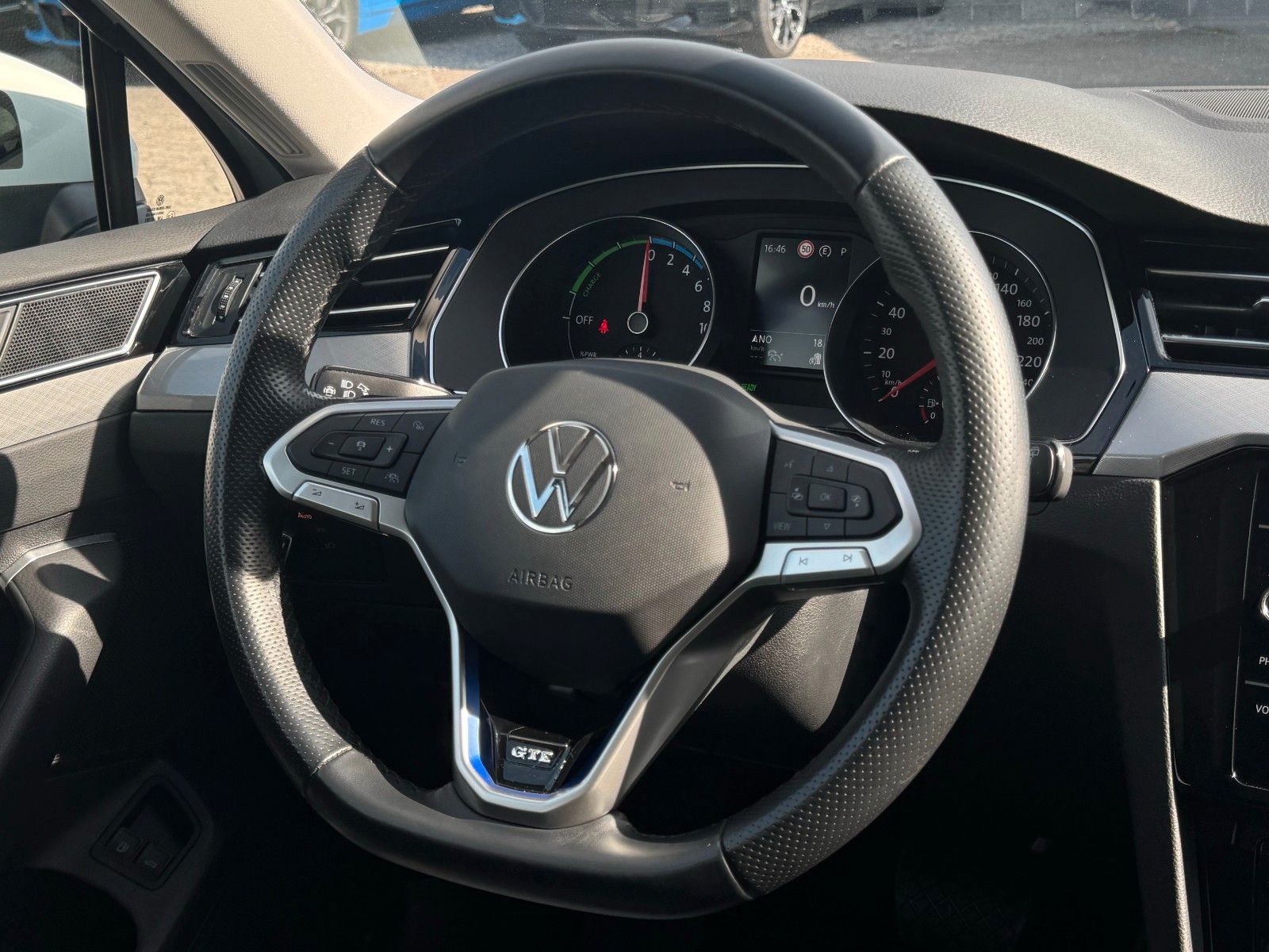 Fahrzeugabbildung Volkswagen Passat GTE Massage Kamera LED ACC SHZ