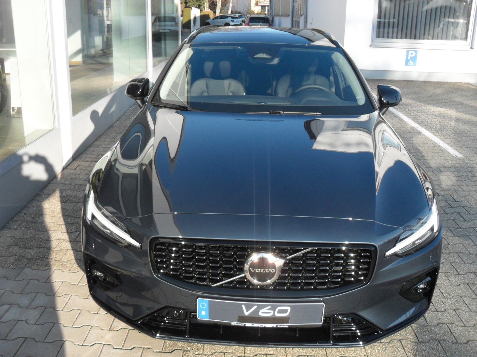Fahrzeugabbildung Volvo V60 B4 Kombi Plus Dark | Diesel