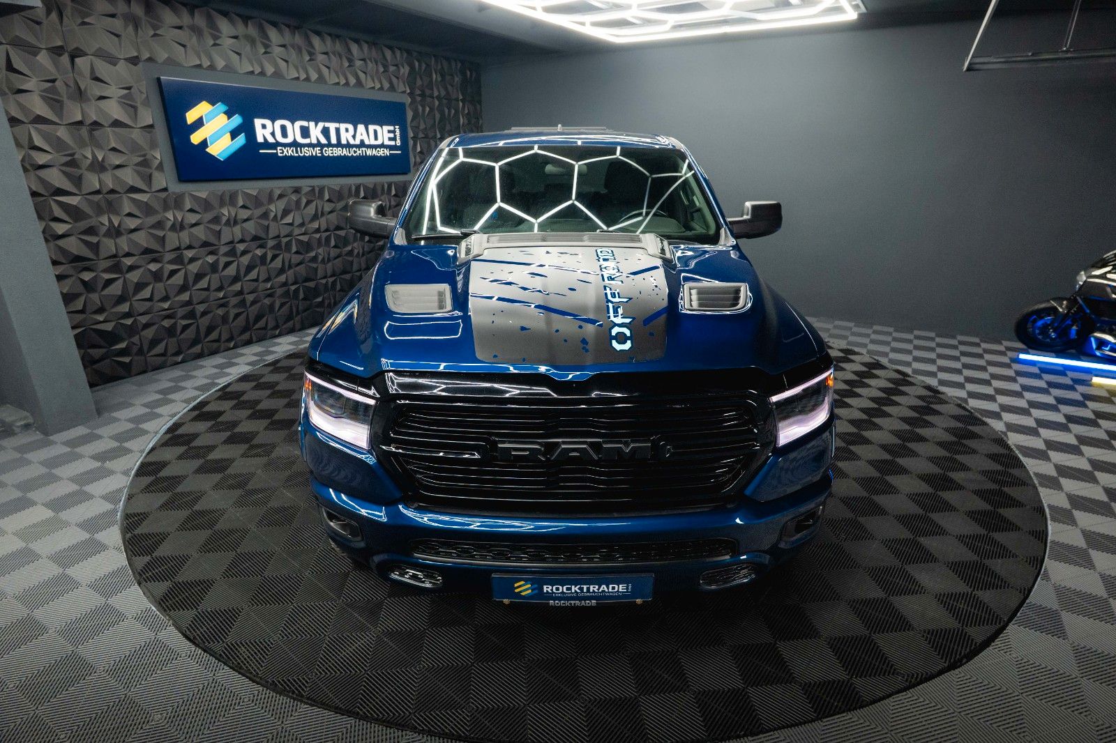 Fahrzeugabbildung Dodge RAM 5.7 V8 HEMI 4x4 OFFROAD NightEdition LONGBED