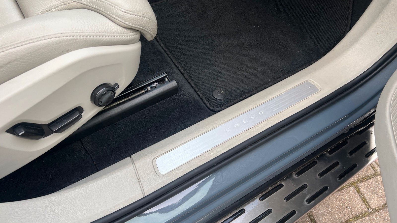 Fahrzeugabbildung Volvo XC60 B5 D Ultimate Dark AWD*360°*AHK*HUD*LUFT*