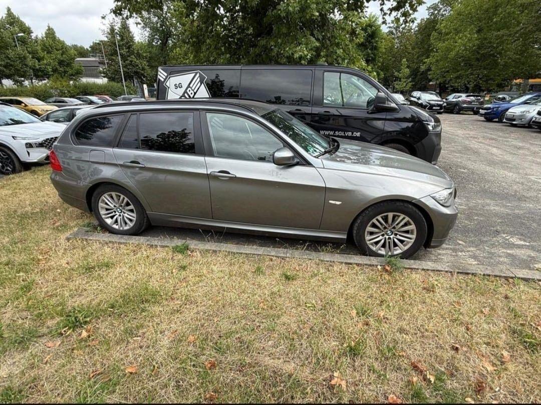 BMW 320 2010 — rear view