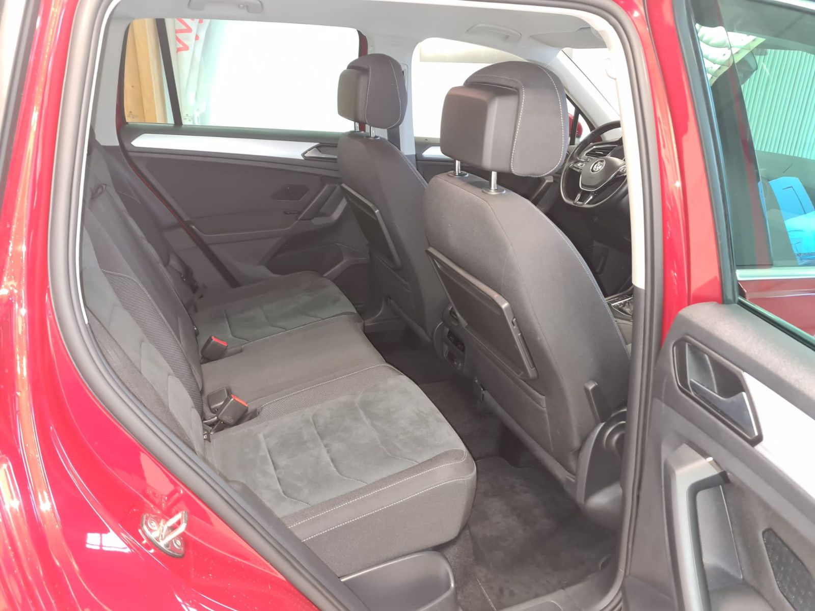 Fahrzeugabbildung Volkswagen Tiguan Comfortline / 1. Hand / AHK / GARANTIE
