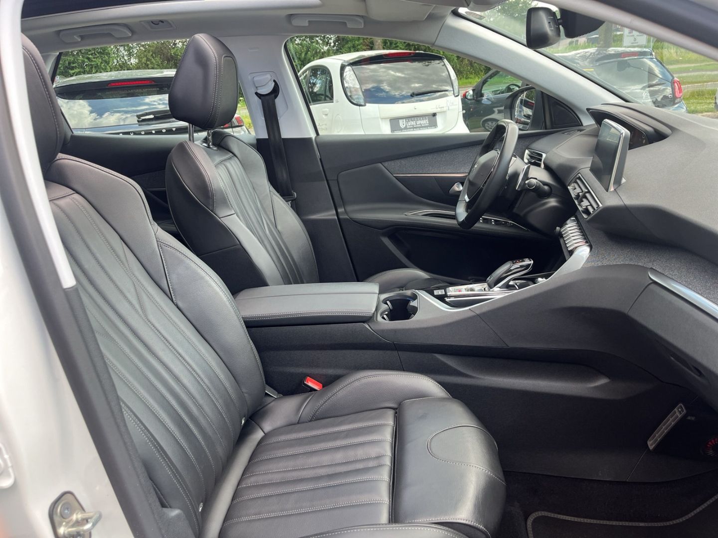 Fahrzeugabbildung Peugeot 3008 Allure BlueHDi 130 EAT8 AHK El. Pano Navi