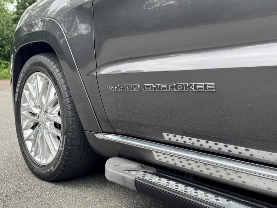 JEEP GRAND CHEROKEE 3.0 CRD SUMMIT PANORAMIQUE 8 FACH | 250 ch | 4X4 | BVA | HAYON ÉLECTRIQUE | RÉGLAGE ÉLECTRIQUE DES SIÈGES AVEC FONCTION MÉMOIRE