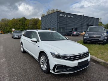 Volkswagen Passat - 1