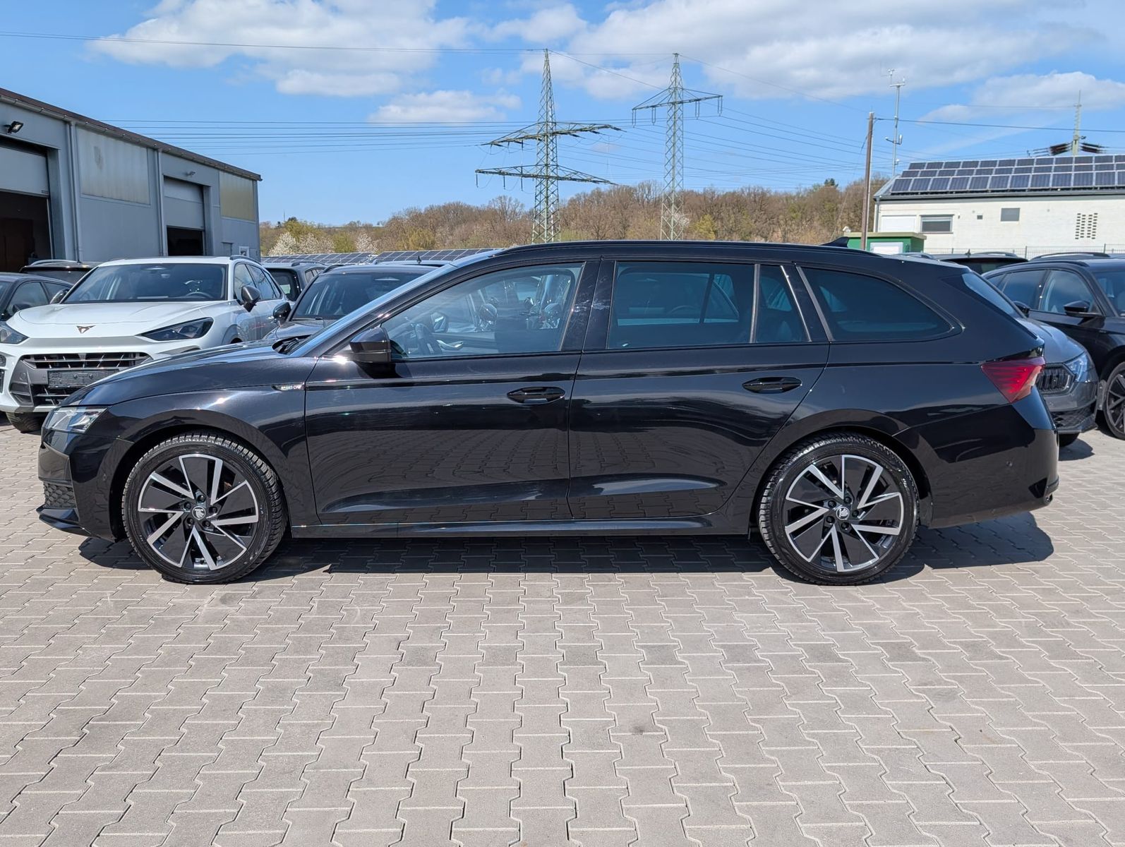 Fahrzeugabbildung SKODA Octavia 1.5 DSG Sportline PANO*MATRIX*AHK*5J.GAR