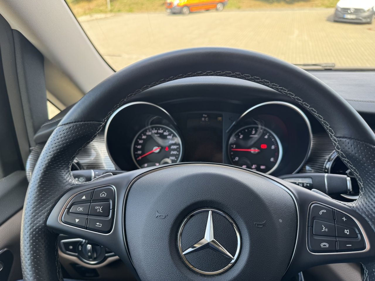 Fahrzeugabbildung Mercedes-Benz V 300d Avantgarde Ed. 4x4 Distronic*AHK*Standhzg