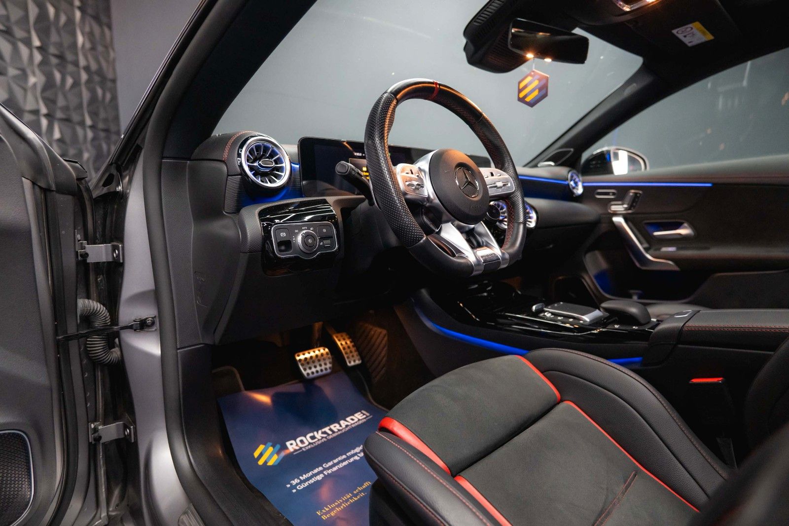 Fahrzeugabbildung Mercedes-Benz CLA 35 AMG 4Matic Performance Night-Paket | Pano