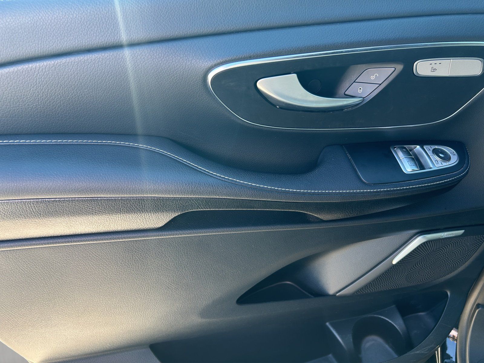 Fahrzeugabbildung Mercedes-Benz V 300 d AVANTGARDE EDITION Lang AMG Distro 360°