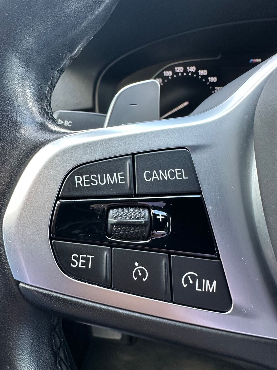 Fahrzeugabbildung BMW 540 i Touring xDrive M-Sport NAV+LED+HEAD-UP