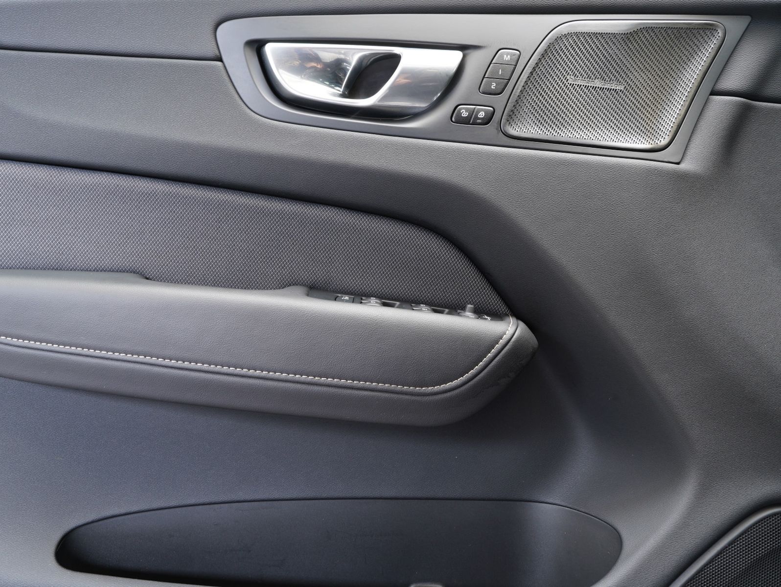 Fahrzeugabbildung Volvo XC60 B4 D AWD Plus Dark PANORAMA/LED/ACC/AHK