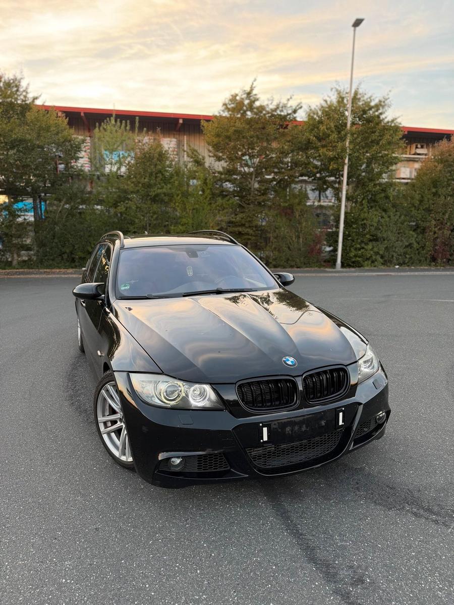 BMW 330 2006 — салон