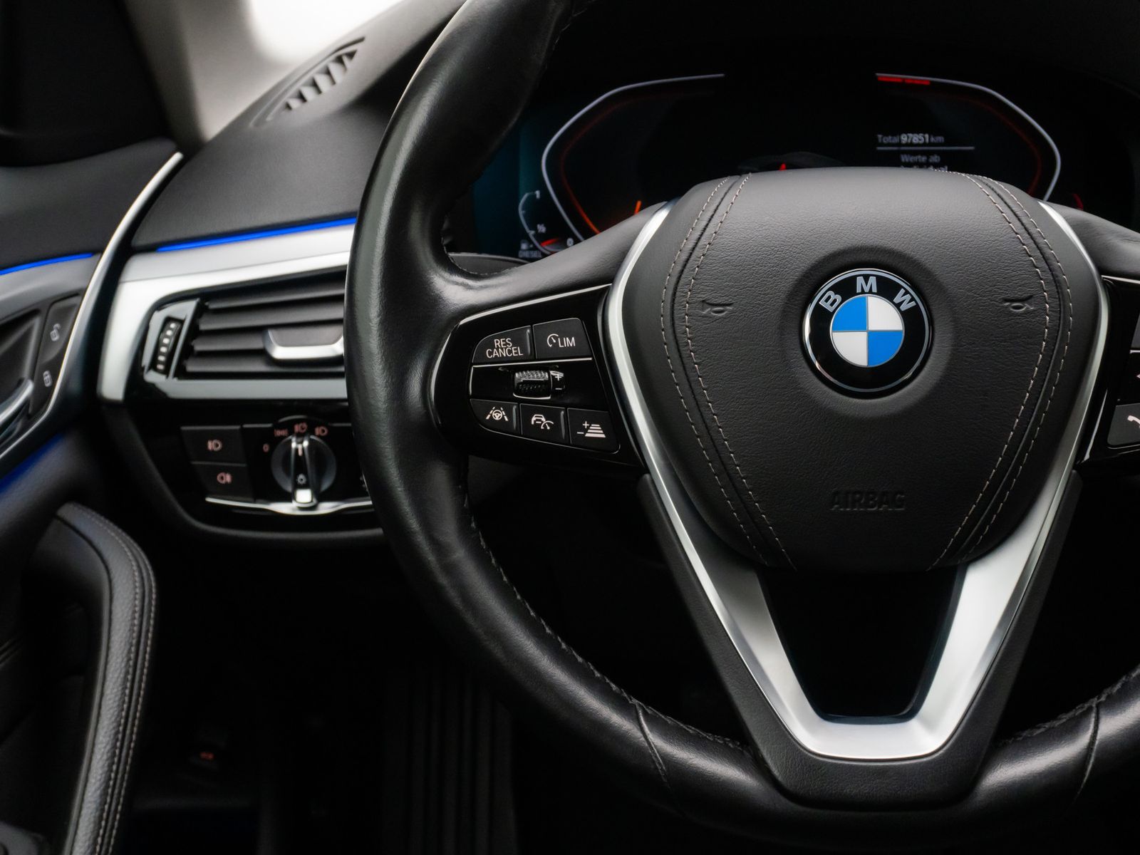 Fahrzeugabbildung BMW 520d Alarm AHK Komfort 360° HUD Belüftung Leder