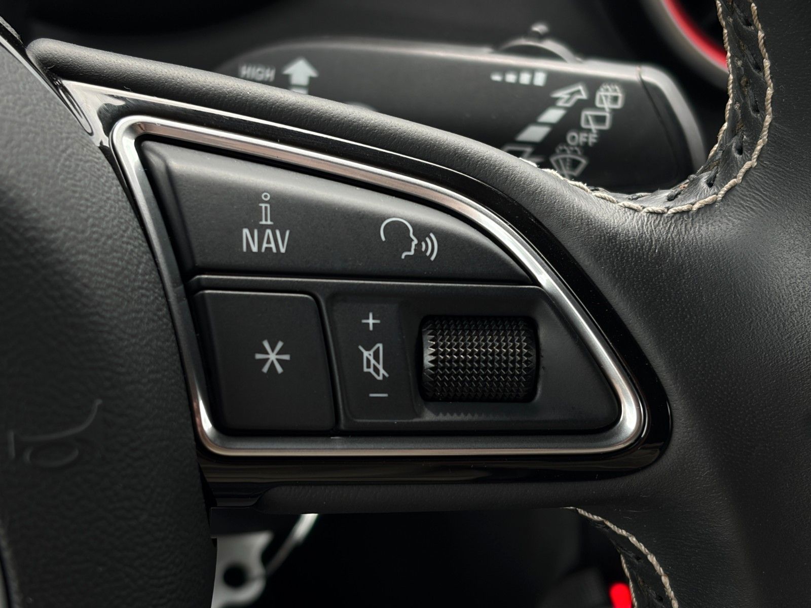 Fahrzeugabbildung Audi S1 2.0 TFSI quattro SHZ PDC Navi Leder Ambiente