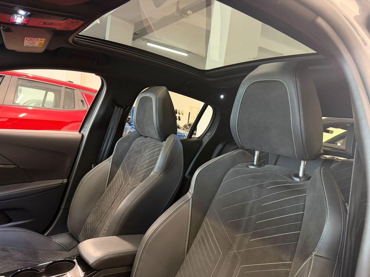 Peugeot 208 PureTech 100 Stop&Start 5 porte GT imagem 2