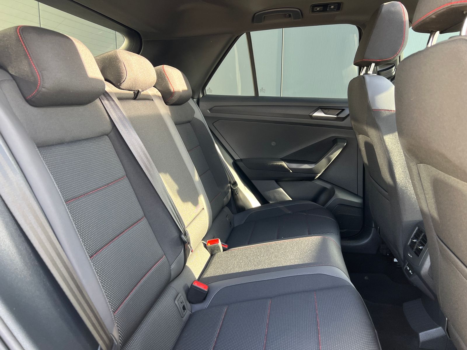 Fahrzeugabbildung Volkswagen T-Roc Sport 1.5 TSI DSG R-Line *AHK, Panoramadac